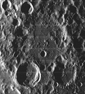 Снимок зонда Lunar Orbiter – IV. Кратер Риман в центре снимка, внизу слева кратер Билс.