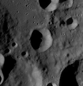 Снимок зонда Lunar Reconnaissance Orbiter. Кратер Л. Кларк в центре снимка.