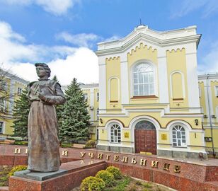 Памятник первой учительнице. Северо-Кавказский федеральный университет