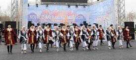 Исполнение танца во время фестиваля Новруз в Баку