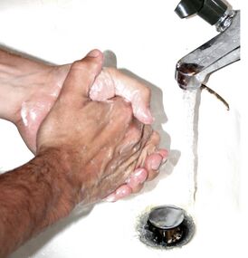 Частое мытьё рук — распространённое навязчивое действие у страдающих ОКР