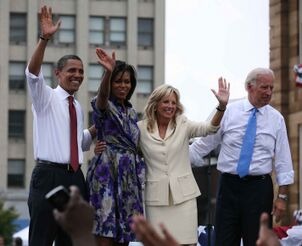 Барак Обама объявляет Джо Байдена кандидатом в вице-президенты в августе 2008-го.