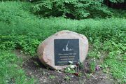 Мемориальный камень в Юго-Западном лесопарке