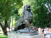 В Городском саду на Дерибасовской — скульптура льва.