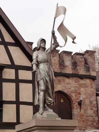 Статуя Жанны д'Арк возле памятника павшим