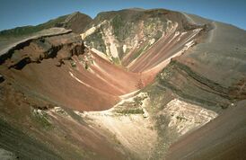 Кратер-трещина Окатания[нем.] вулкана Таравера (1986 г.). Снимок USGS.