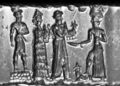 Бог солнца древневавилонского пантеона (крайний справа) с ручной пилой