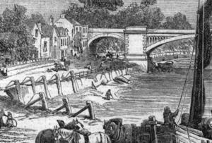 Рисунок берега реки, по которой идёт дорога, на которой проходят люди и конные вагоны. В заднем плане арочный мост, и в переднем плане лодка, на которой мужчина поднимает парус.