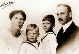 Великая княгиня Ольга Александровна с мужем Н. А. Куликовским и сыновьями Тихоном и Гурием (1922)