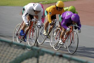 Финальный круг кейрин-гонки на Велодроме Ōмия в Токио