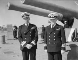 Контр-адмирал А. Сакеллариу (слева) на борту флагмана «Георгиос Авероф», Порт-Саид, 23 февраля 1943 года.