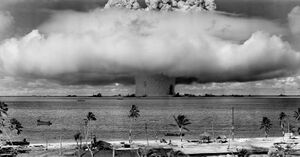 Ядерный гриб и столб воды, поднятые при подводном ядерном испытании 26 июля 1946 года. Фотография сделана с башни на атолле Бикини в 5,6 км (3,5 милях) от взрыва
