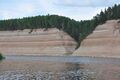 Геологическое обнажение Опоки на реке Сухоне в Вологодской области. В обрыве высотой около 60 метров и крутизной до 70 градусов переслаиваются мергели и глины различного цвета.