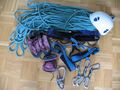 Спортивное снаряжение для скалолазания: верёвка, каска, скальные туфли, мешочек для магнезии, страховочная система, оттяжки, карабин