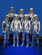 Астронавты 1-го набора НАСА Первый ряд слева направо: У.Ширра, Д.Слейтон, Д.Гленн, С.Карпентер. Второй ряд: А.Шепард, В.Гриссом, Г.Купер (17 марта 1960)