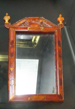 Зеркало. Кёнигсберг. 1700—1705. Государственный Эрмитаж. Вместе с Янтарной комнатой было подарено Фридрихом Вильгельмом I Петру Великому в 1716 году.
