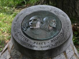 Памятник Орландо Летельеру и Ронни Моффитт