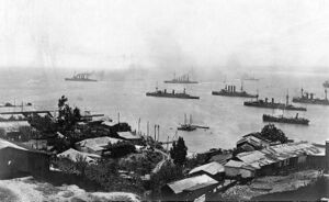 Немецкая эскадра покидает Вальпараисо 3 ноября 1914 года после боя. «Шарнхорст» и «Гнейзенау» впереди, за ними «Нюрнберг». На переднем плане корабли ВМФ Чили — броненосные крейсера «Эсмеральда», «О’Хиггинс», бронепалубный «Бланко Энкалада» и броненосец «Капитан Прат».