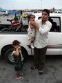 Дети возле машины на улице Старого Города Эль-Мукаллы.