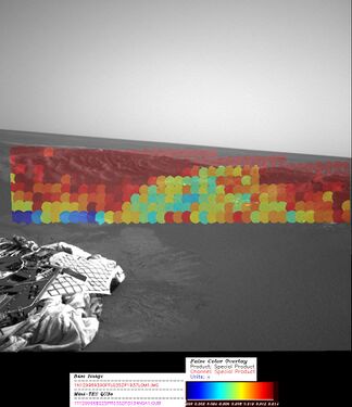 Композиционная карта концентрации гематита с места посадки марсохода «Оппортьюнити» — кратера Игл. Чем краснее оттенок, тем выше концентрация гематита. Снимок получен на основе данных Mini-TES с наложеннием на снимки камеры Pancam. Слева также виден спускаемый аппарат марсохода[6]