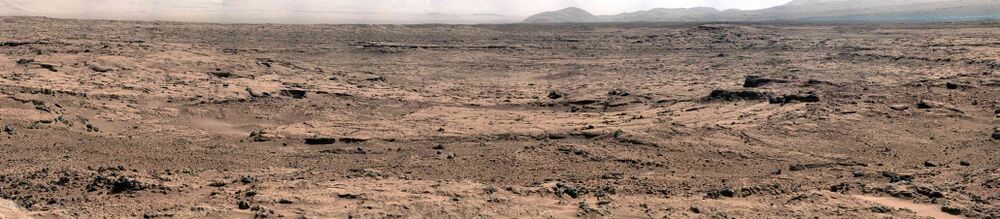 Панорама камней и песчаных дюн «Рокнест», лежащих рядом с марсоходом «Кьюриосити» 26 ноября 2012