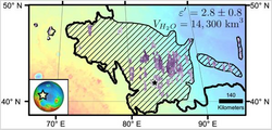 Расположение отложений водяного льда в Утопии по данным радара SHARAD с орбитального аппарата «Mars Reconnaissance Orbiter» (показано штриховкой), 2016 г. Глубина верхней границы ледяного отложения — от 170 м. (самый тёмный фиолетовый бар) до 10 м. (самый светлый), ε' — диэлектрическая константа, связанная со способностью радарного отражения, VH2O — оценка объёма воды в отложении.