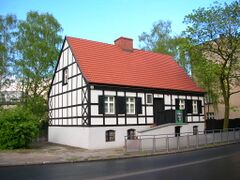 Здание, построенное в традиционном немецком стиле — напоминание о немецком прошлом города.