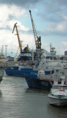 На заднем плане видны два ПСКА «Антарес». В порту Новороссийска, 2008 год.