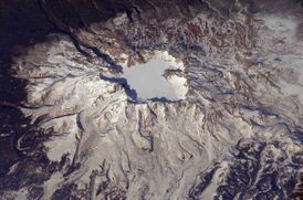 Вулкан Пэктусан, апрель 2003. Снимок НАСА.