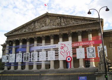 Конкурс проектов марки «Марианна»: марка-победитель «Марианна французов» художника Т. Ламуша и другие финалисты на фасаде Бурбонского дворца в Париже (2004)