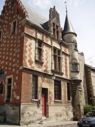 Музей Нуайонне, бывший дворец епископа