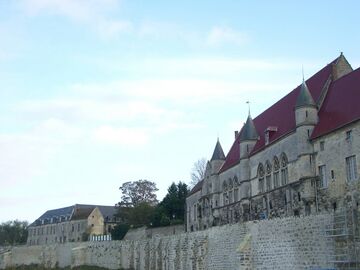 Здание суда у крепостной стены
