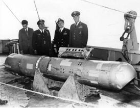 Термоядерная бомба B28RI, поднятая с глубины 869 метров, на палубе USS Petrel.