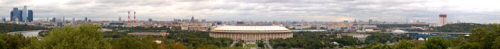 Вид на Москву со смотровой площадки на Воробьёвых горах (по центру — стадион «Лужники»)
