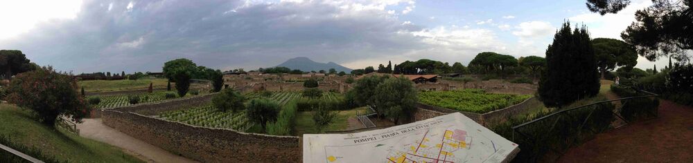 Панорама раскопок древнего города Помпеи, 2014 год. На заднем плане виден вулкан Везувий.