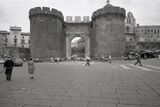 Порта Капуана в Неаполе. Фотография П. Монти. 1965
