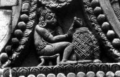Рельеф на переднем фасаде храма Парашурамешвар (VII век, Бхубанешвар, Орисса). Изображение одинаковых вертикальных парных барабанов