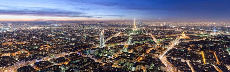 Вид на Париж, в сумерках, с верхней площадки Башни Монпарнас