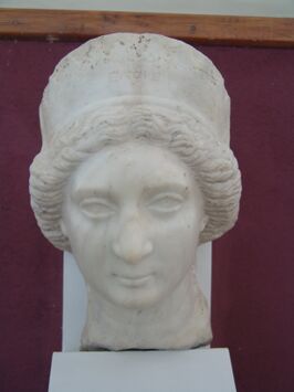 Мраморная голова царицы, сделанная греком из Суз, по имени Антиох. Предположительно считается изображением Музы, жены Фраата IV. Найдена в Сузах. Сейчас находится в Национальном музее Ирана