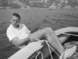 Пауль Эльвстрём выступает в классе «Финн» в Неаполитанском заливе на Олимпийских играх 1960 года