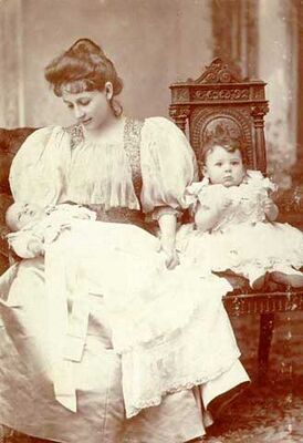 Пенелопа Дельта с двумя дочерьми, 1897 год