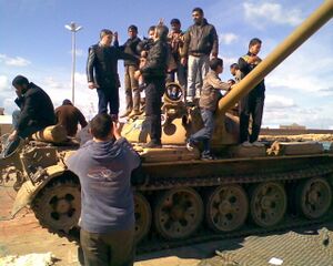 Люди на танке в Бенгази
