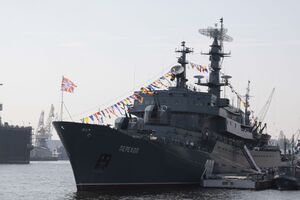 Корабль на праздновании Дня Военно-морского флота в Санкт-Петербурге, 2010 год