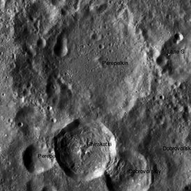 Снимок зонда Lunar Reconnaissance Orbiter. Кратер Перепёлкин в верхней части снимка.