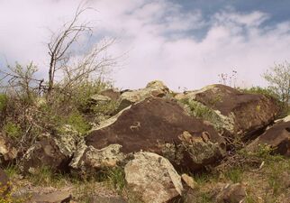 Камни с петроглифами на горе Бага-Заря.