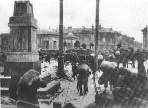 Строительство баррикад в Петрограде во время наступления армии генерала Н.Н.Юденича