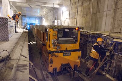 Узкоколейный дизелевоз с поездом на строящейся станции Петровский парк в Москве