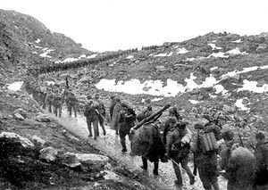 Бойцы 12-й бригады морской пехоты на марше через хребет (фьёлд) Мустатунтури