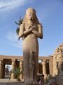 Статуя фараона Рамсеса II. У его ног супруга — Нефертари Меренмут