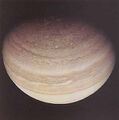Полярная область Юпитера в 1974 году, снятая космическим аппаратом Пионер-11, который совершал гравитационный манёвр на пути к Сатурну